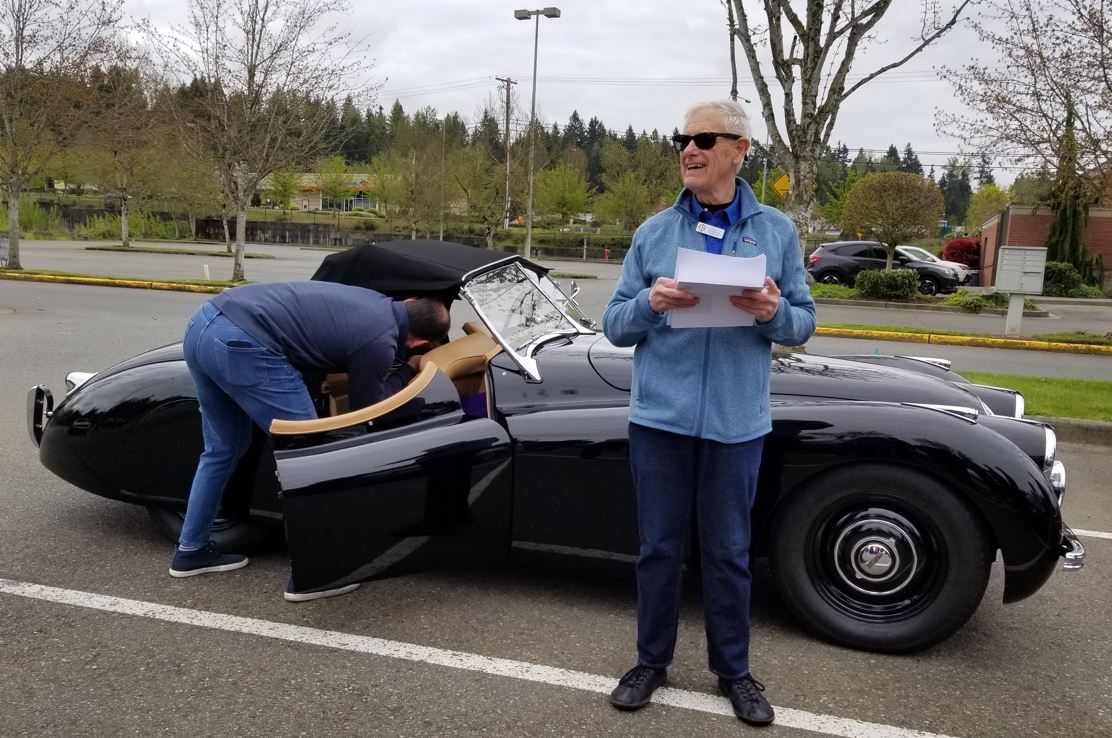 Kurt organized this event with a "Gimmick Rally".   While Ehab got his XK120 ready Kurt started the drivers meeting.  Thank you Kurt!!